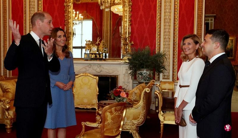 威廉王子（左一）和凯特王妃（左二）2020年曾在英国白金汉宫与乌克兰总统泽连斯基（右一）和夫人奥连娜会面。（路透社）