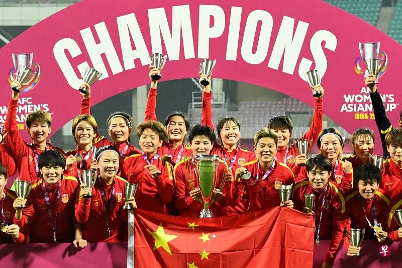 中国女子足球队昨天在印度女足亚洲杯决赛中，以3比2逆转打败韩国队夺冠。（法新社）