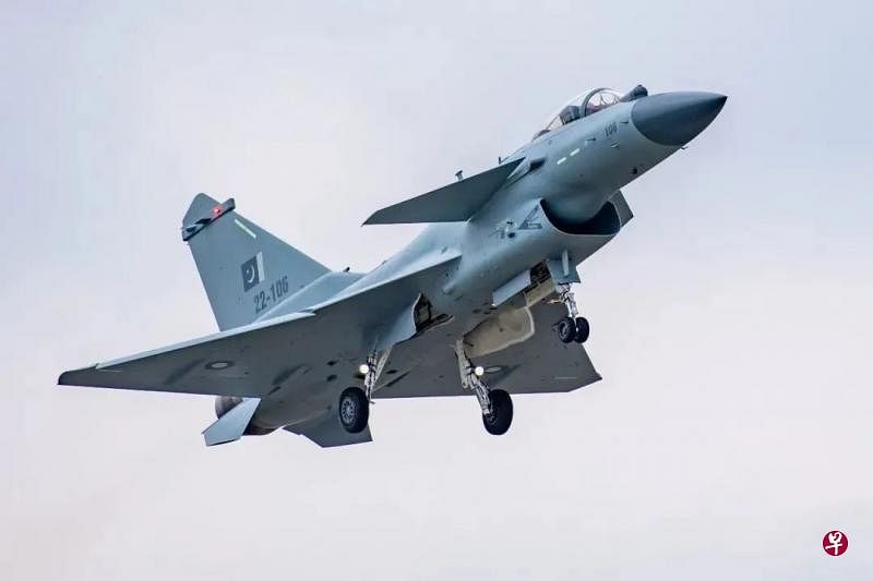 中国首批歼-10CE战机交付巴基斯坦空军