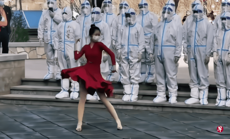 一名身穿红色舞衣的中国女孩在公众场合跳拉丁舞致谢“大白”。（视频截图）