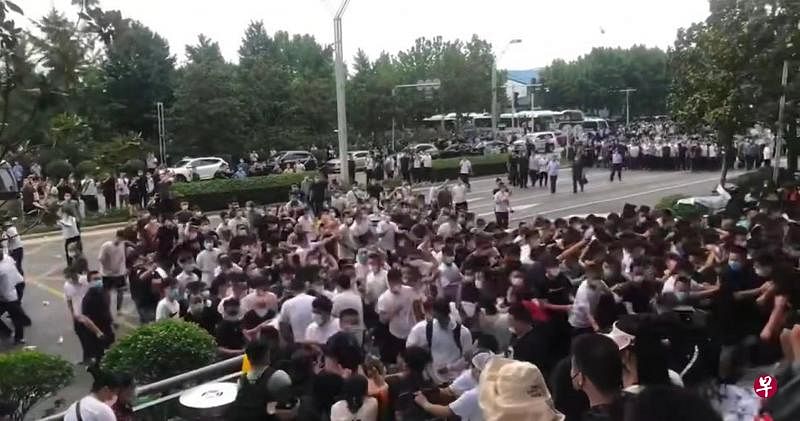 网传河南村镇银行维权储户与警方发生冲突