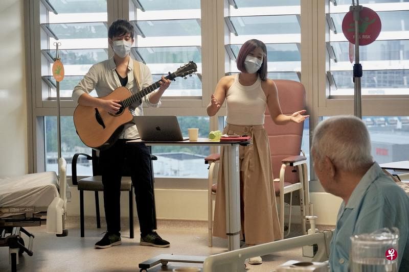 音乐人彭婉晴（右）今年5月和6月到裕廊社区医院的病房给住院者献唱，也让他们点歌。她将在国庆期间，准备不同种族的经典歌曲和爱国歌曲，给病患增添一些节日气氛。（裕廊社区医院提供）