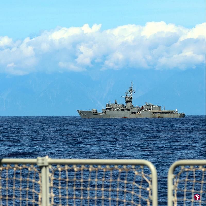 中国大陆解放军军舰星期五（8月5日）抵近台湾本岛海岸线，台军派出军舰监视，图为5日从解放军军舰拍摄的台舰近景。（新华社）