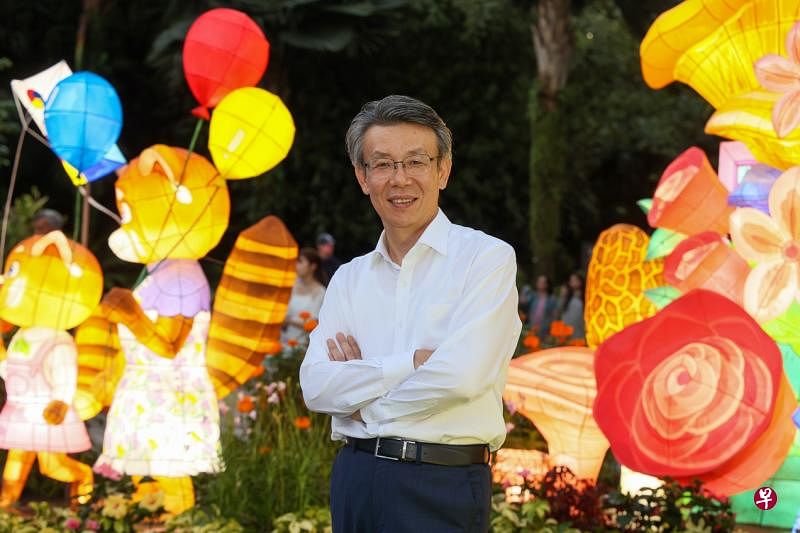 今年的滨海花园庆中秋灯展会展出一组以韩纸制成的灯饰。韩国驻新加坡大使崔勋接受《联合早报》访问时分享了韩国秋夕节的文化与习俗。（卓祾祎摄）