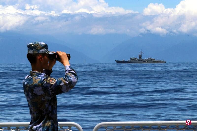 新华社8月5日发布东部战区在台湾周边海空域开展实战化联合演训照片，称这是从大陆舰艇拍摄的台舰近景。（新华社）