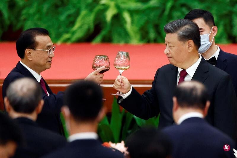 出席中國國慶招待會的中國國家主席習近平（右）與國務院總理李克強相互碰杯，祝賀國慶。（路透社）