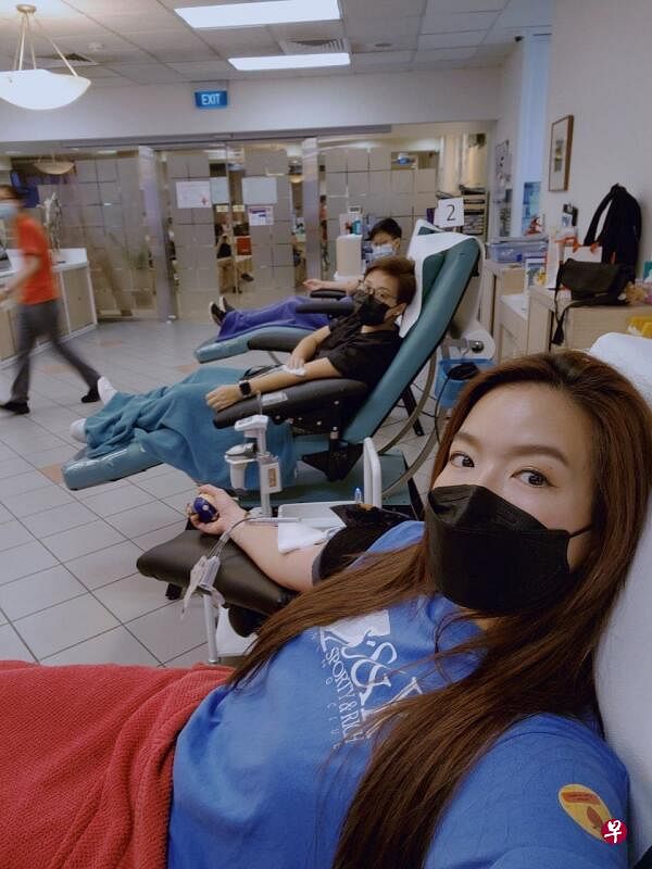 瑞恩（右一）与粉丝一起捐血。（RBKD提供）