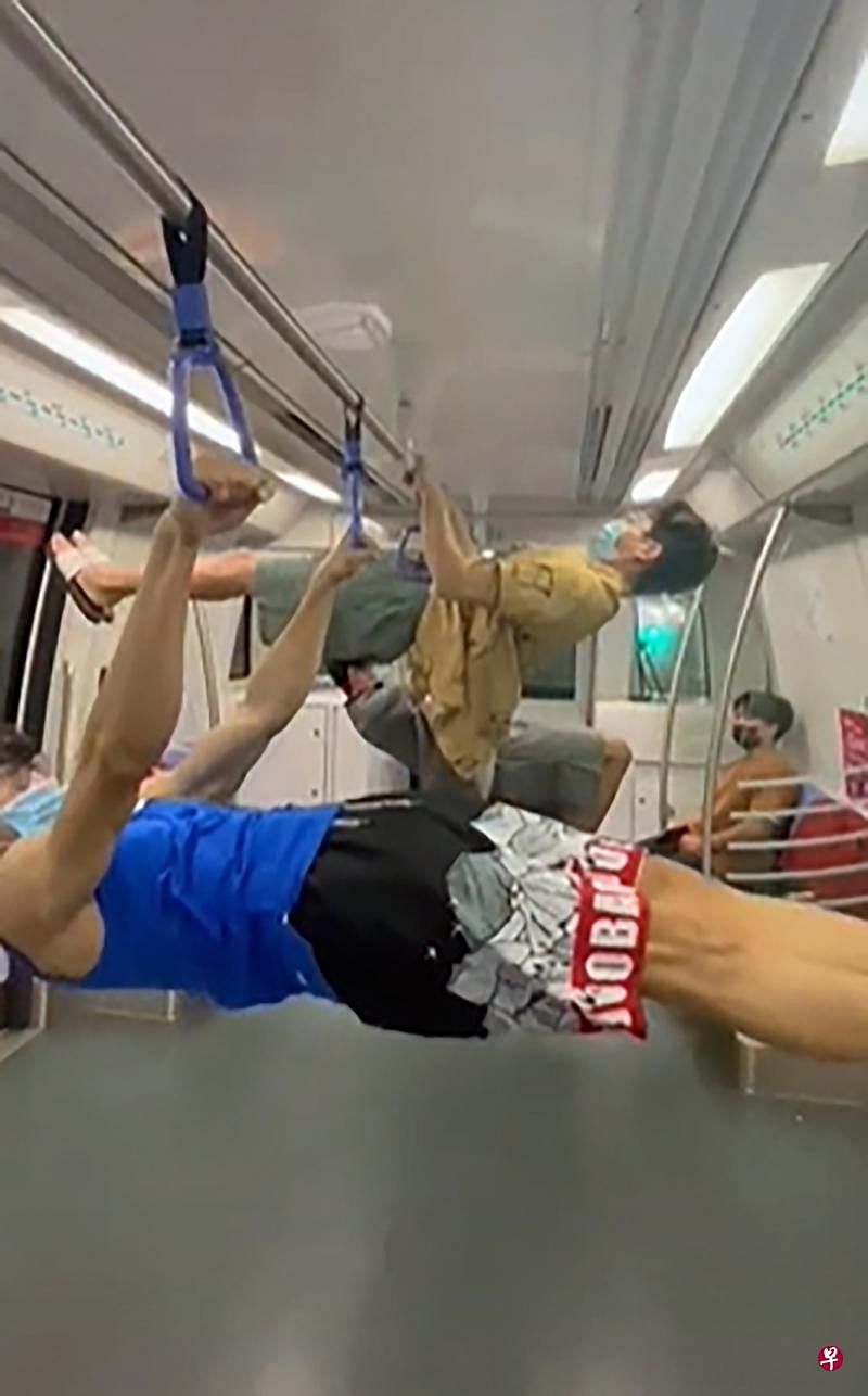 三名青年近期乘搭东北线最后一趟列车时，在行驶中的地铁车厢内进行健身运动，网民褒贬不一。（取自TikTok）