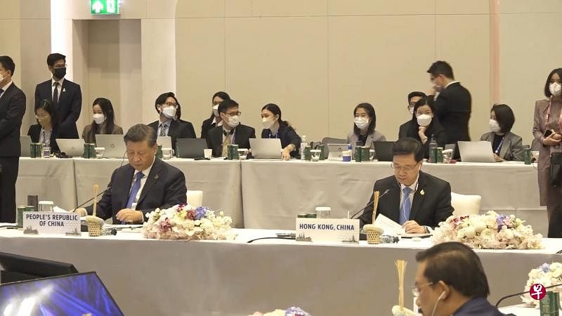 中国国家主席习近平（左）在APEC会议期间与香港特首李家超相邻而坐。（取自港府新闻处）