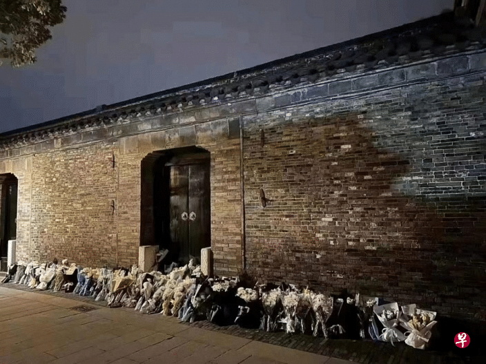 江泽民逝世消息发布后，当晚就有不少民众到江泽民在扬州的故居摆放鲜花，表达悼念之情。（互联网）