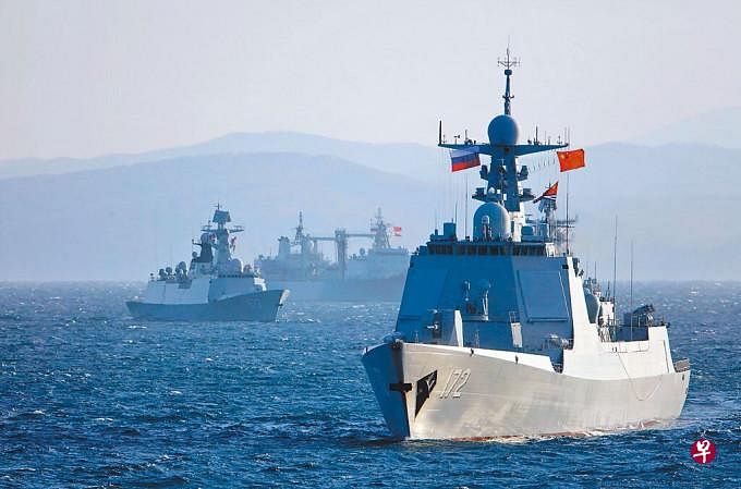 中国和俄罗斯海军12月21日起举行联合军事演习，参与的10艘船舰包括俄罗斯太平洋舰队旗舰瓦良格号以及中国的潜水艇。图为两国海军2021年在俄罗斯彼得大帝湾举行联合演习时的情况。（互联网）