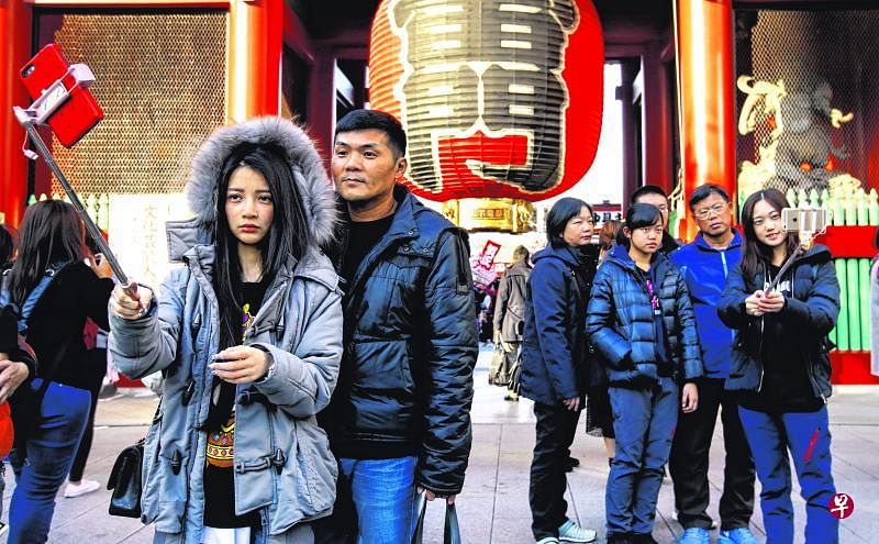 中国驻日本大使孔铉佑称，相信中日之间人员往来在不久的将来会进入全面恢复的阶段。图为2017年疫情前，中国游客在东京浅草寺门口自拍。（欧新社）