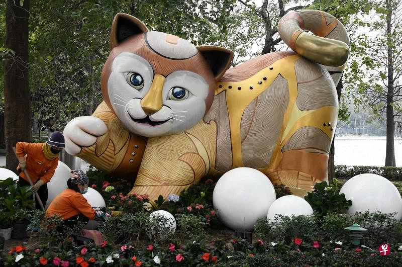 工人在河内市中心的还剑湖畔装饰猫塑像。越南的十二生肖没有兔年，而是猫年。（法新社）