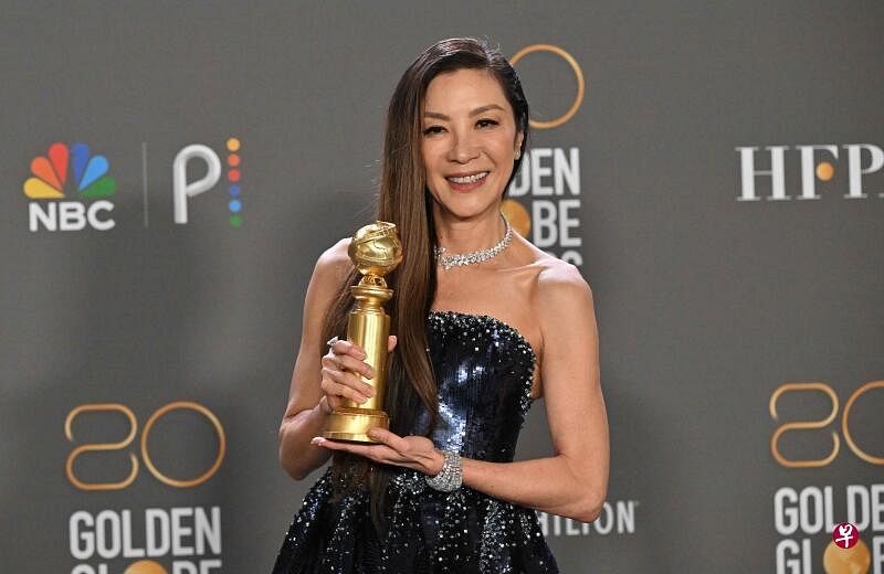 马来西亚华裔女星杨紫琼凭借在《妈的多重宇宙》（Everything Everywhere All at Once）中的演出，获得第80届金球奖（Golden Globe Awards）音乐或喜剧类影后。（法新社）