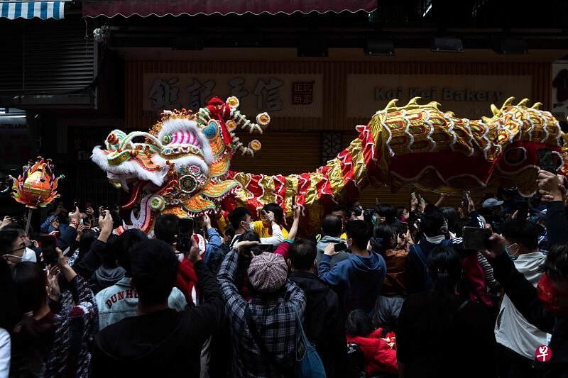 在农历新年的第一天，一条238米长的舞龙在澳门街头表演。（法新社） 