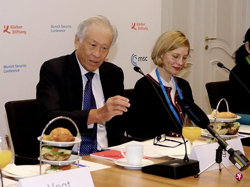 Defense Minister Dr Ng Eng Hen (left) attended the 14th Munich Young Leaders Forum held on the sidelines of the Munich Security Conference and delivered a speech on the theme "Forging a Path to an Ideal World".  (Provided by the Department of Defense)