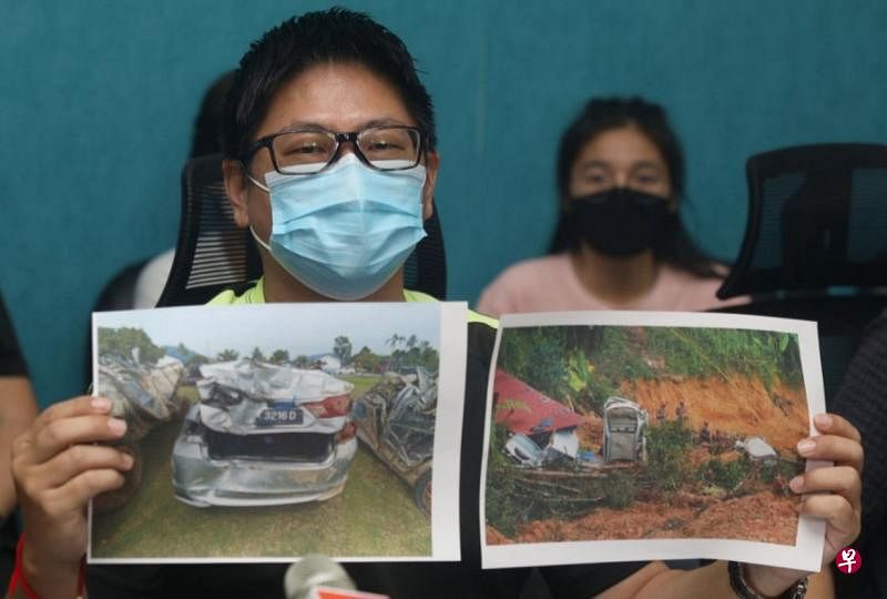 峇冬加里土崩事件罹难者家属代表林文祥星期六在记者会向媒体展示他的车子在事发现场的情况，以及车子被拖到警局后形同废铁的情况。（星洲日报）