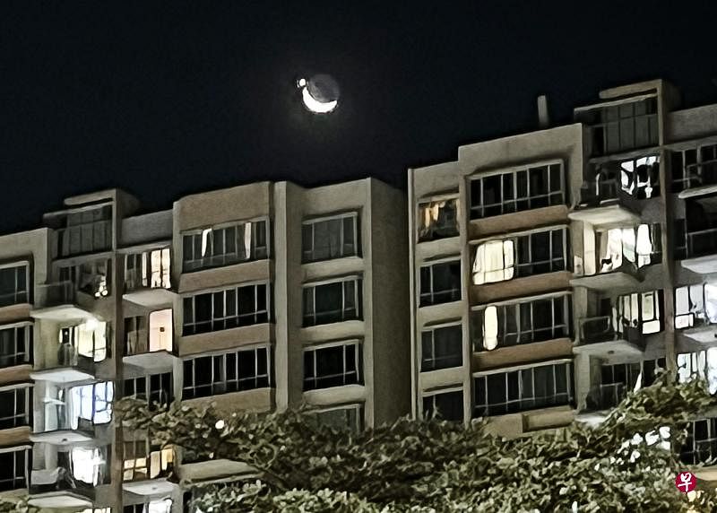昨晚8时左右，弯月上端出现悬挂着一颗闪亮星星的奇特景象，吸引本地不少公众纷纷拍照上网分享。（陈素君摄）