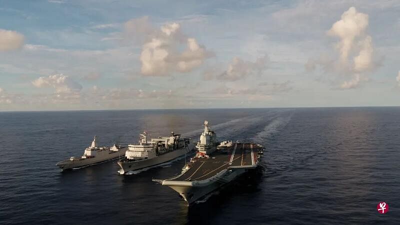 中国军事专家认为，山东舰在不久的将来或远航与辽宁舰“双舰合璧”。图为山东舰去年在南中国海实战化训练。（南海舰队微信公众号）