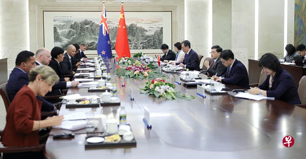 中国外长秦刚（右三）和新西兰外长马胡塔（左四）星期五在北京进行会谈。（取自中国外交部官网）