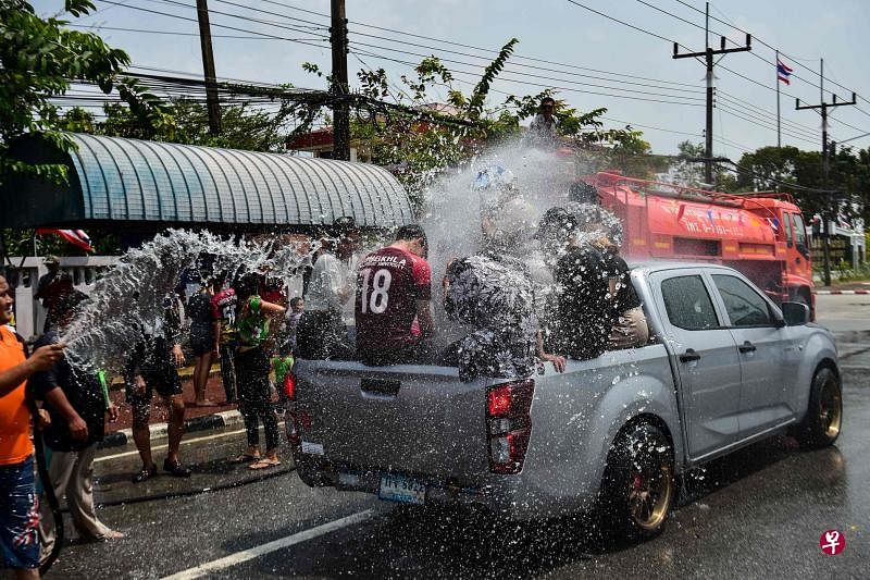 泰南那拉提瓦府的民众于星期四（4月13日）泼水节首日在街上打水仗。（法新社）