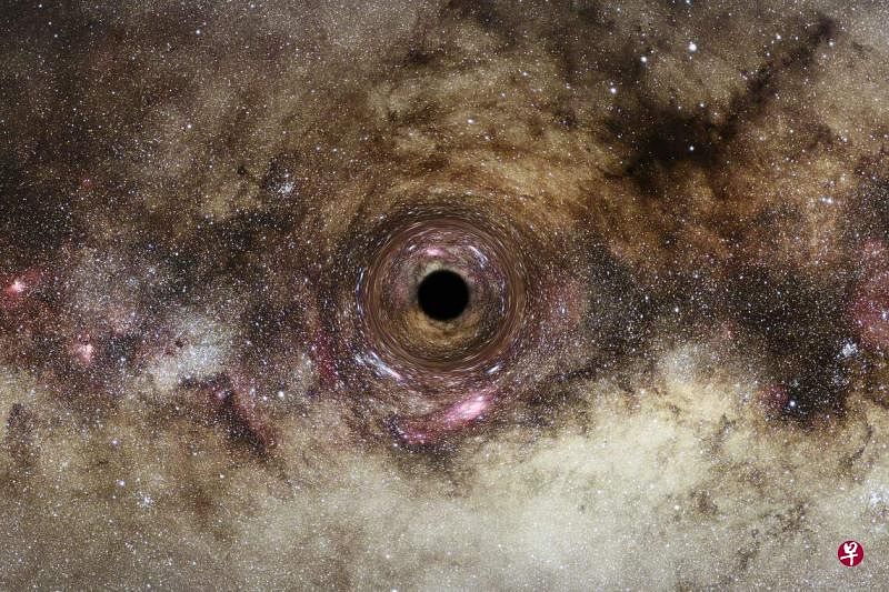 英国天分学家近期经由“引力透镜”发现了一个超大质量黑洞，距离地球约有20亿光年。这张由欧洲空间局（ESA）于2022年6月10日发布的讲义图像展示了人们对黑洞的印象。（法新社）