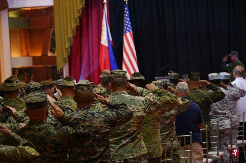 菲律宾和美国军人4月11日在菲律宾首都马尼拉卫星城市奎松出席“肩并肩”军演的开幕式。（法新社）