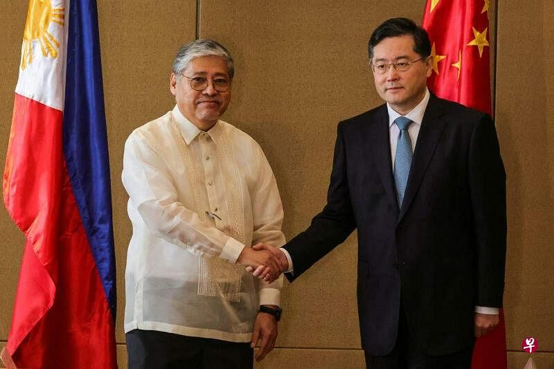 中国外长秦刚（右）与菲律宾外长马纳洛星期六（4月22日）在马尼拉展开会谈前一起握手拍照。（路透社）