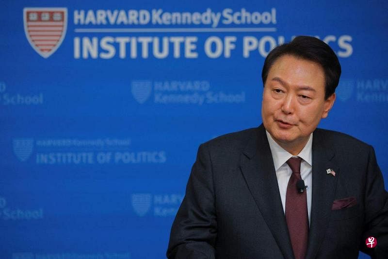 尹锡悦星期五（4月28日）在哈佛大学肯尼迪政治学院发表演讲。（路透社）