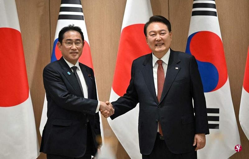 日本首相岸田文雄（左）在首尔龙山总统府与韩国总统尹锡悦（右）握手合影。（路透社）