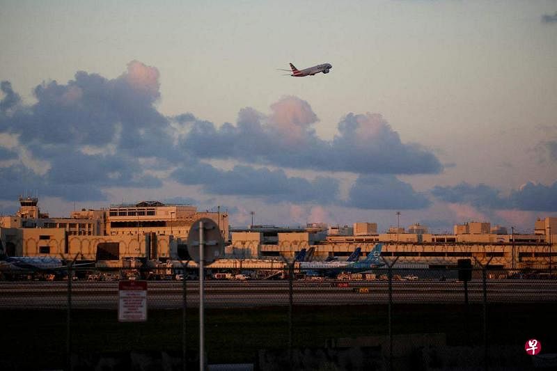 今年夏季，美国的航班需求将超越冠病前的水平，为了保护乘客权益，拜登政府才计划推动监管措施。（路透社）