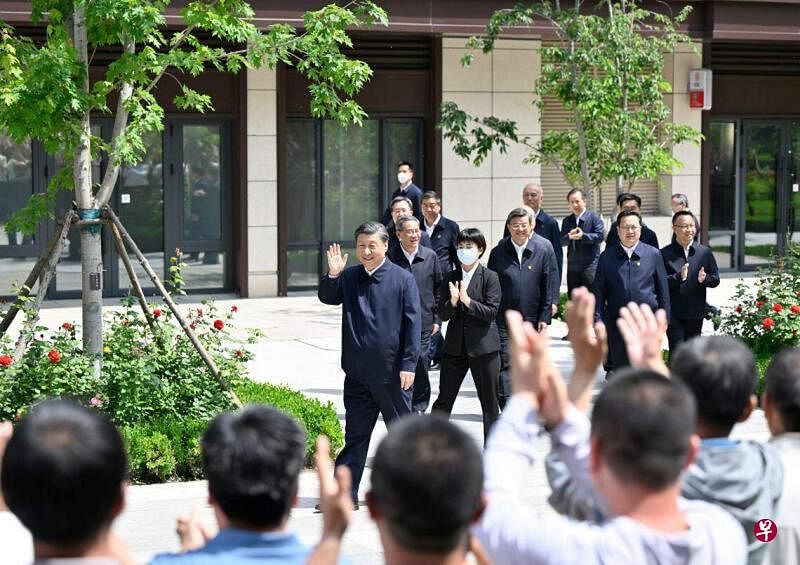 中共总书记习近平5月10日上午在河北雄安新区的社区考察时，向居民挥手致意。 （新华社）