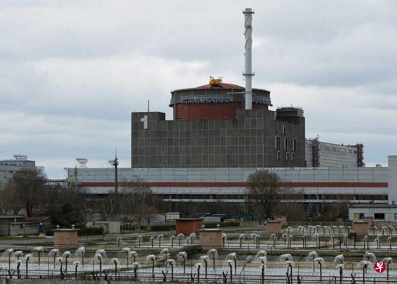 消息指出，几个月以来，俄军在乌克兰南部扎波罗热核电站内设置了射击位置并竖起隔离网，这一举措或是为了吓阻敌方无人机。（路透社）