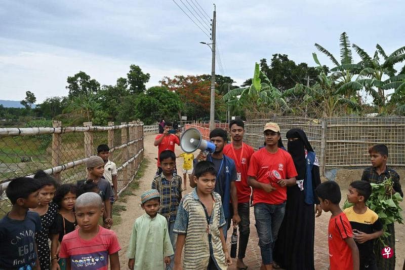 联合国难民事务高级专员办事处的工作人员，5月13日在孟加拉一难民营使用扩音器提醒公众气旋“穆查”的来临。（法新社）