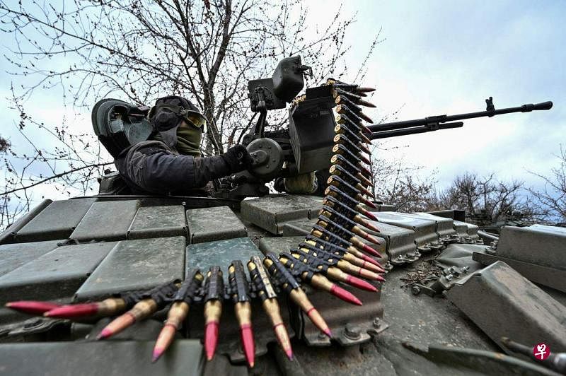 3月29日，一名乌克兰军人在前线附近的一场军事训练中检查坦克的机枪。（路透社）