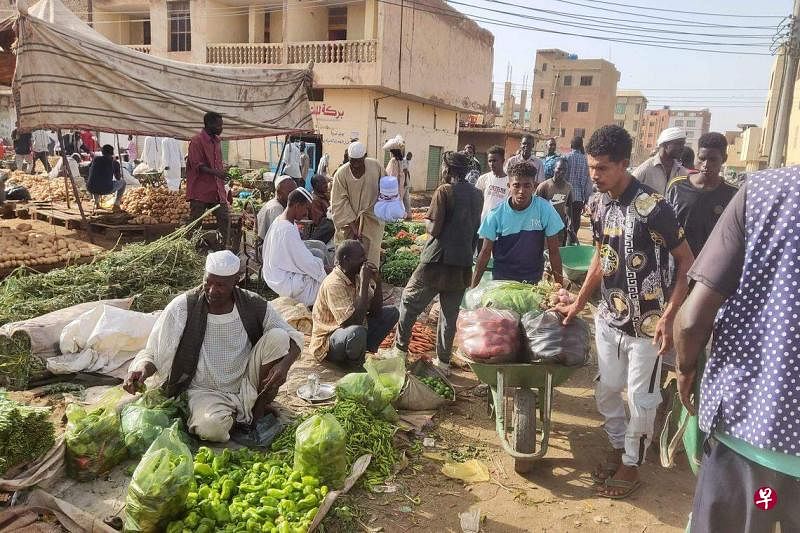 苏丹首都喀土穆仍有零星的炮火回响，但有居民说，在美国和沙特斡旋停火协议之后，战斗已经平息。图为人们在喀土穆南部出售水果和蔬菜。（法新社）