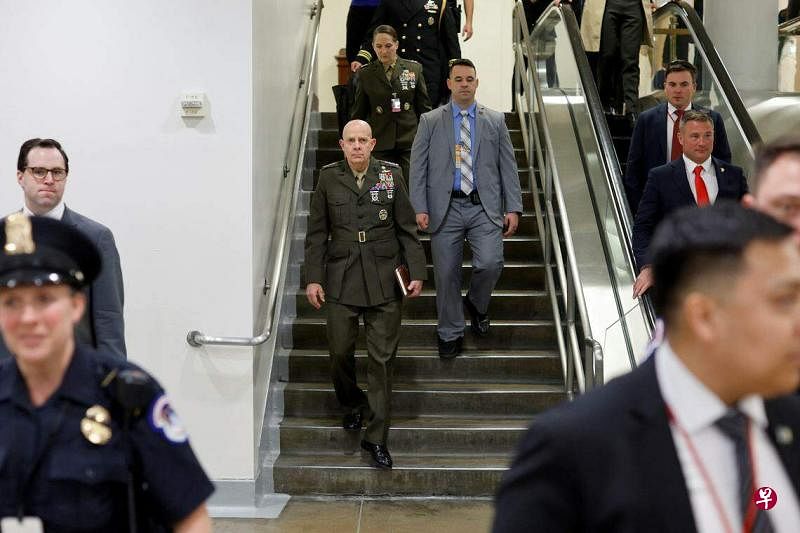 3月22日，美国海军陆战队司令伯杰（中）在华盛顿国会大厦出席会议。（路透社）