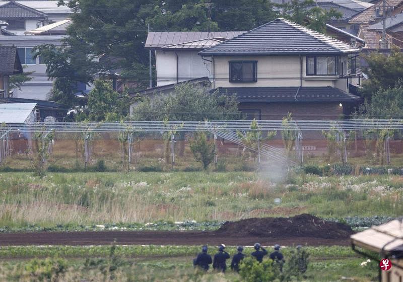 日本中野市警方包围了枪击案嫌犯父亲的房子，直到26日凌晨4时30分左右才把他逮捕归案。（共同社）