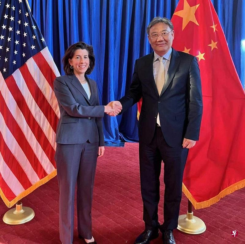中国商务部部长王文涛（右）5月25日在华盛顿会见美国商务部长雷蒙多。（中国商务部官网）