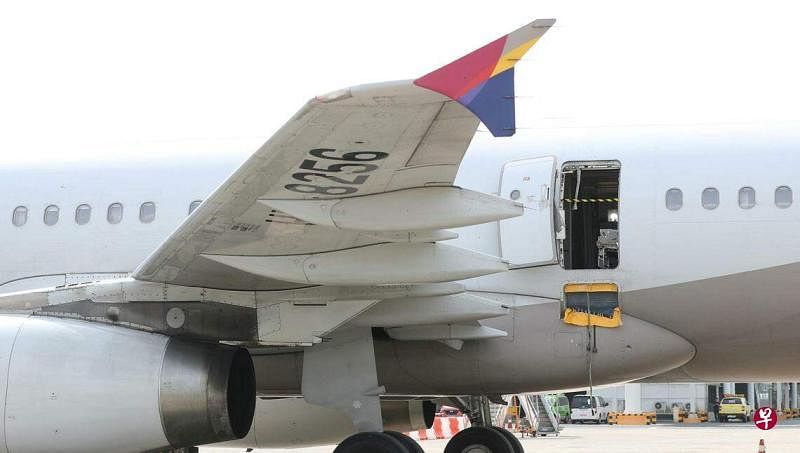 韩亚航空OZ8124航班5月26日从济州机场起飞，在降落大邱机场前，舱门突然打开。（路透社）