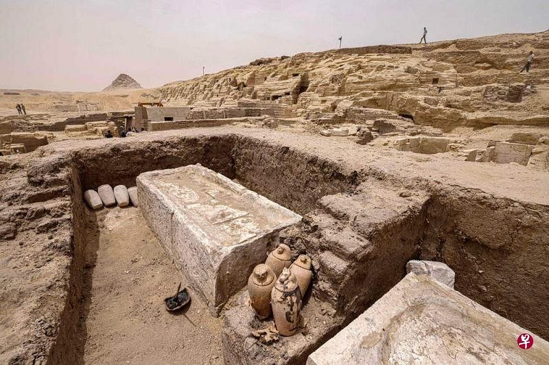 埃及考古学家在开罗以南约30公里的塞加拉古墓群发掘出两座木乃伊作坊，一个作坊用来制作人类木乃伊，另一个用于制作动物木乃伊。（法新社）