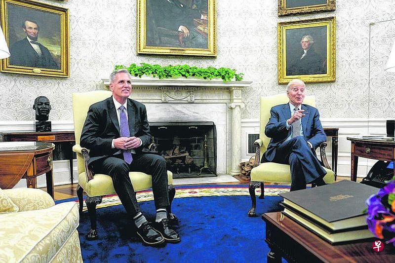 美国总统拜登（右）和众议院议长麦卡锡（左）星期一（5月22日）在白宫椭圆形办公室就美国债务危机进行第三次会谈。（彭博社）