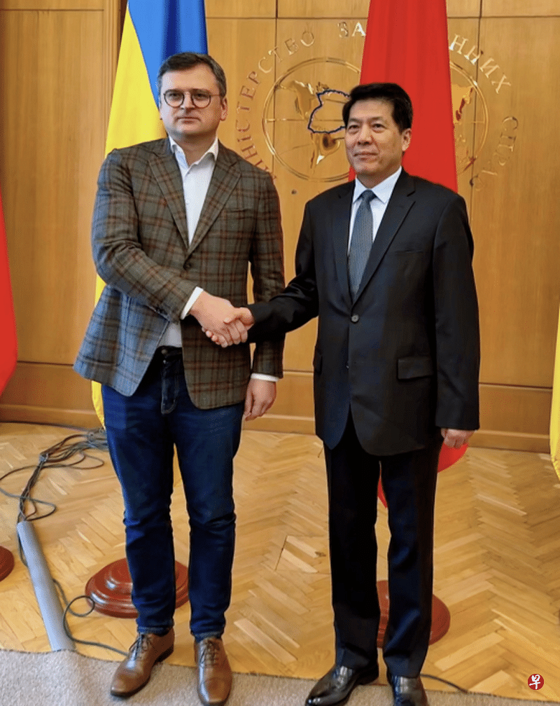 中国政府欧亚事务特别代表李辉（右）本月16日至17日访问乌克兰，并在访乌期间与乌克兰外交部长库列巴（左）会面。（中国外交部官网）