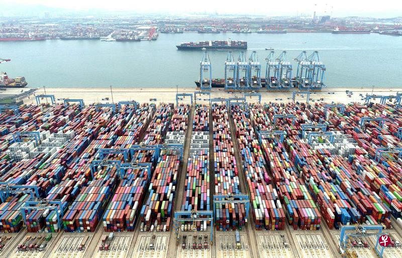 马来西亚与中国去年的双边贸易额达达2036亿美元（约2752亿新元）的新高，山东约占其中两成。图为2022年5月9日中国山东省青岛港的集装箱和货船鸟瞰图。（路透社）