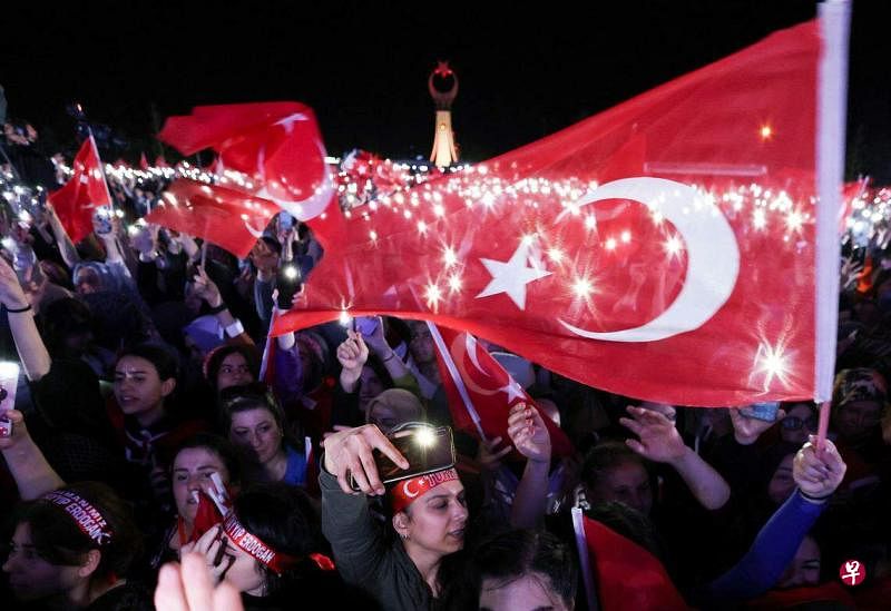 土耳其总统埃尔多安重回执政，他的支持者28日晚聚集在首都街头，情绪高涨。（路透社）