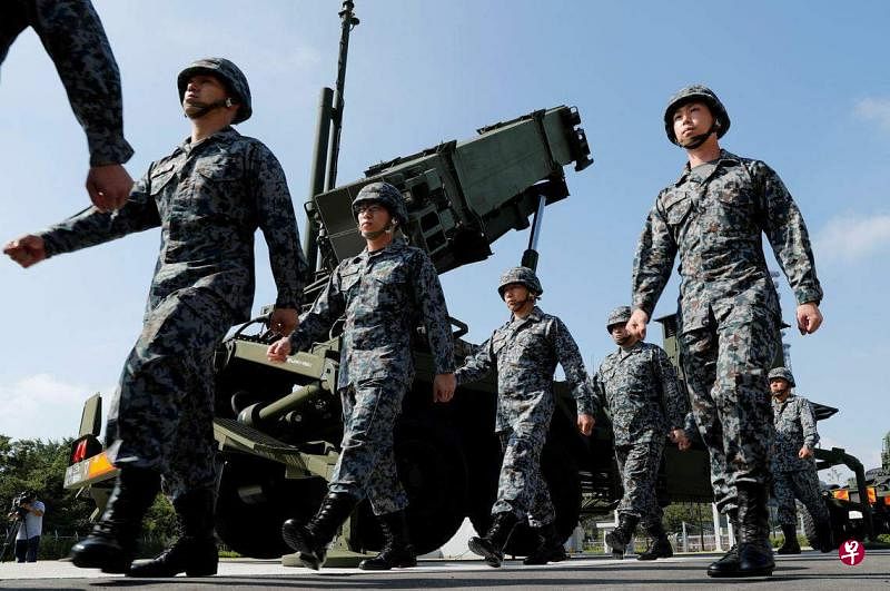 日本国防部29日说，将以标准三型导弹或PAC-3型爱国者导弹（见图中日本士兵后方），摧毁任何侵犯日本领土的朝鲜导弹。（路透社）