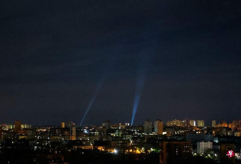 在乌克兰首都基辅，军方在晚间用探照灯照射空中，预防无人机来袭。（路透社）