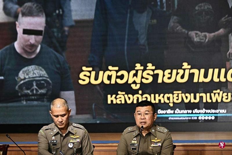 前加拿大军人杜普雷29日被引渡到曼谷后，泰国国家警察总长丹隆萨（右）召开了新闻发布会。（法新社）