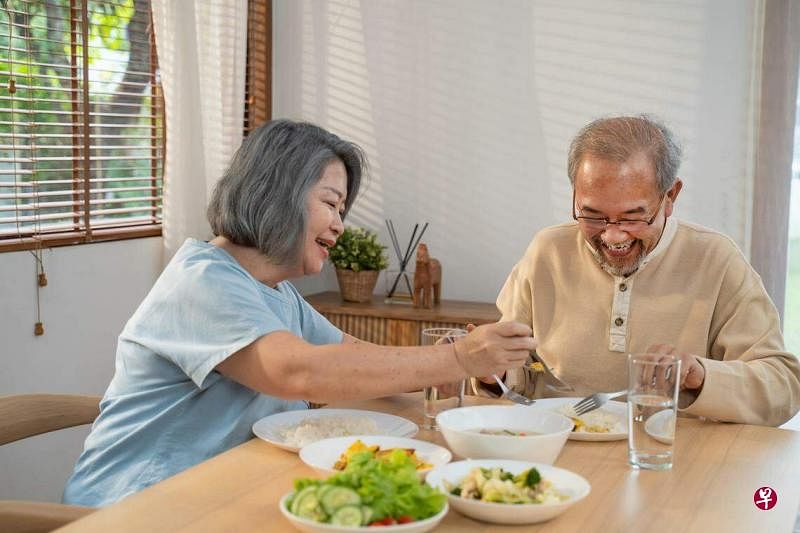 年长者找到适合的饮食与生活方式，可大大提升整体消化系统的健康。（iStock图片）