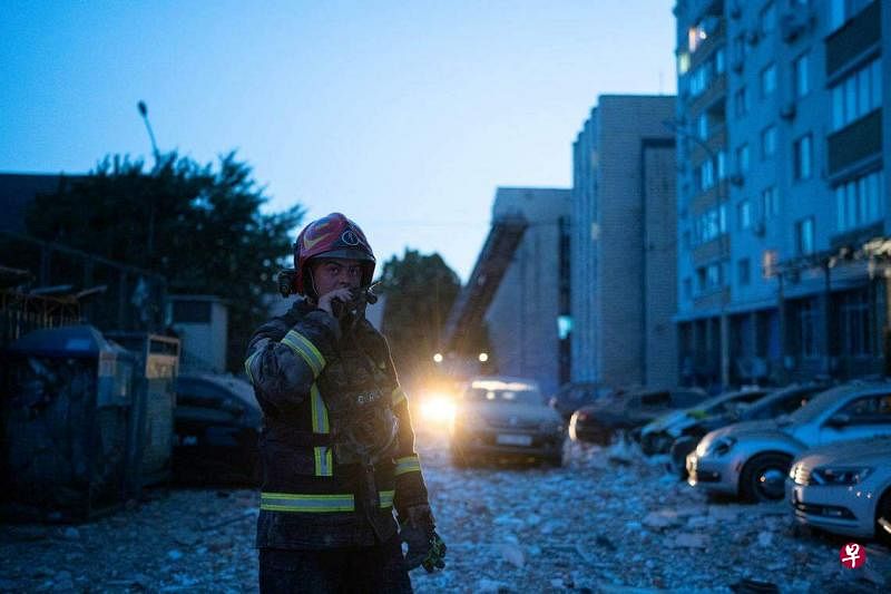 乌克兰东部卢甘斯克受俄控制的一个乡村遭乌军炮击，造成五人死亡、19人受伤。（路透社）